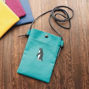 おでかけペンギンポシェットです。ちょっとそこまでの外出時にちょうどいい肩掛けポシェットです。