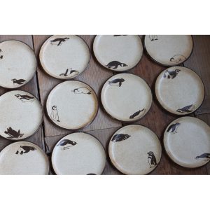 盛り付けてもペンギンが隠れにくいデザインの小さめの小皿