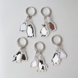 ペンギン親子の二連キーホルダーです。