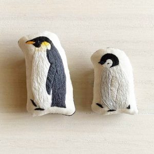 クッションのようなフワフワのブローチです。