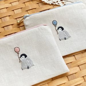 ちょっとした小物入れに丁度良いフラットポーチです。