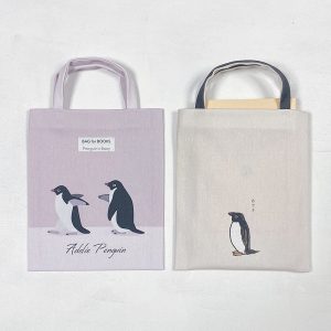 文庫本を持ち歩く時に傷まないよう保護するバッグです。