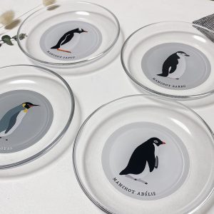 おやすみしているペンギンのガラスプレートです。