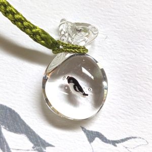 ペンギンを金魚すくいの袋に入れたような形の根付です
232,-03,ピンブローチ,5,4400,,とんぼ玉を配したピンブローチ。ピンとキャッチ