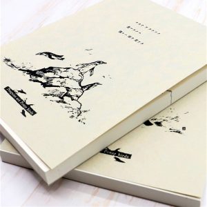 筆ペン一発描きイラストを元にデザインしたA5サイズのフリーパッドです。本文中面はシルバーで印刷していますので、キラキラ光ってキレイです。