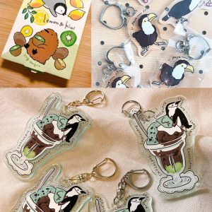 人気のアクリルキーホルダーや付箋など。