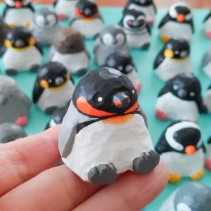 いろいろな種類のペンギンを木彫りふうに作った粘土細工。