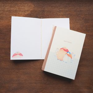 一冊ずつ糸で綴じたノートです