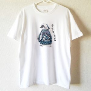 スカジャンを着ているペンギンのTシャツです。