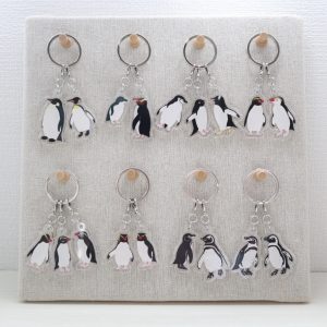 ペンギン18種のアクリルチャームです。
