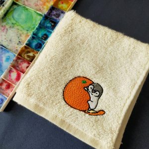 ペンギンとみかんをモチーフにした刺繍タオルハンカチです。